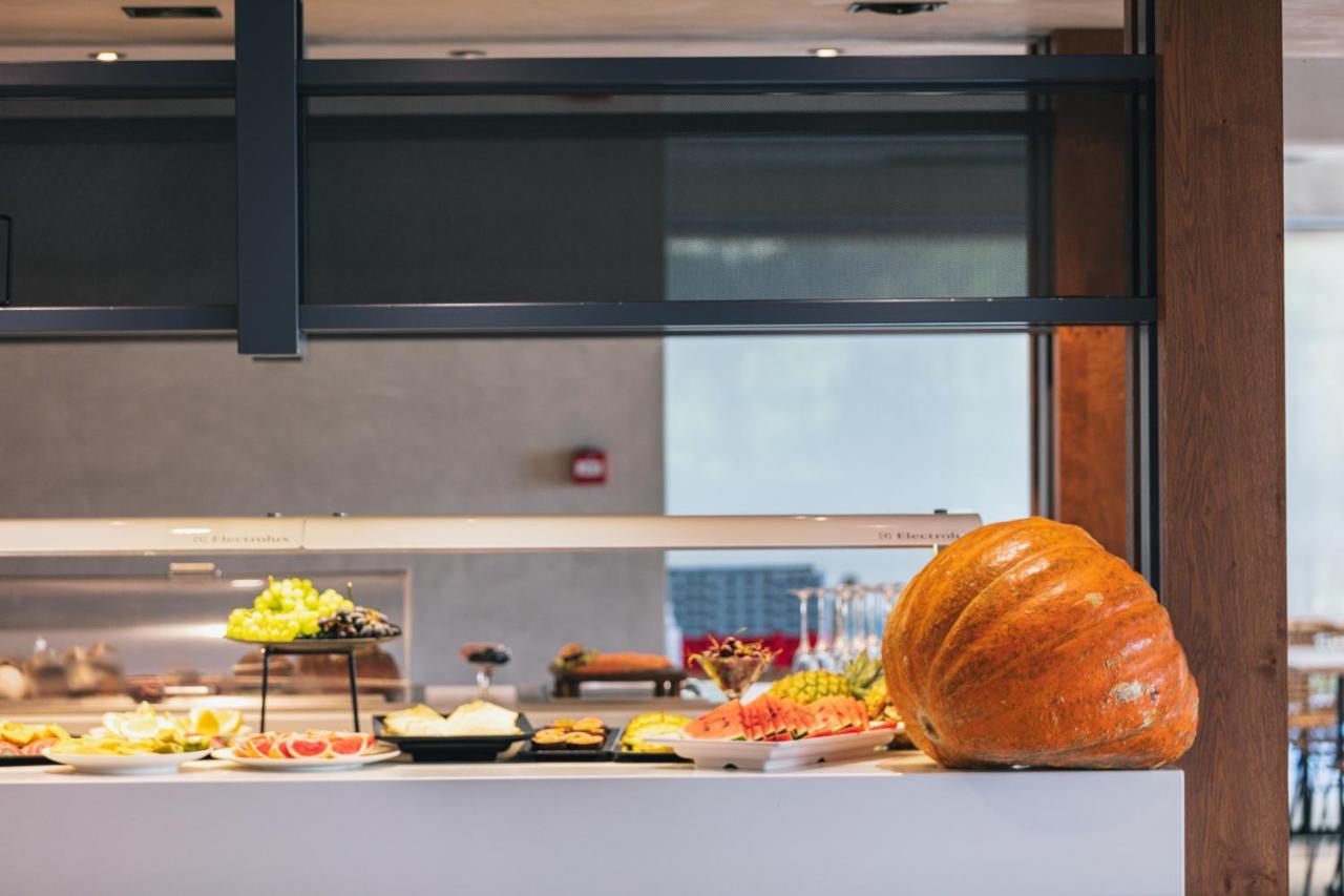 La Mer Resort & Spa - Adults Only Джорджополис Екстериор снимка A croissant at a buffet