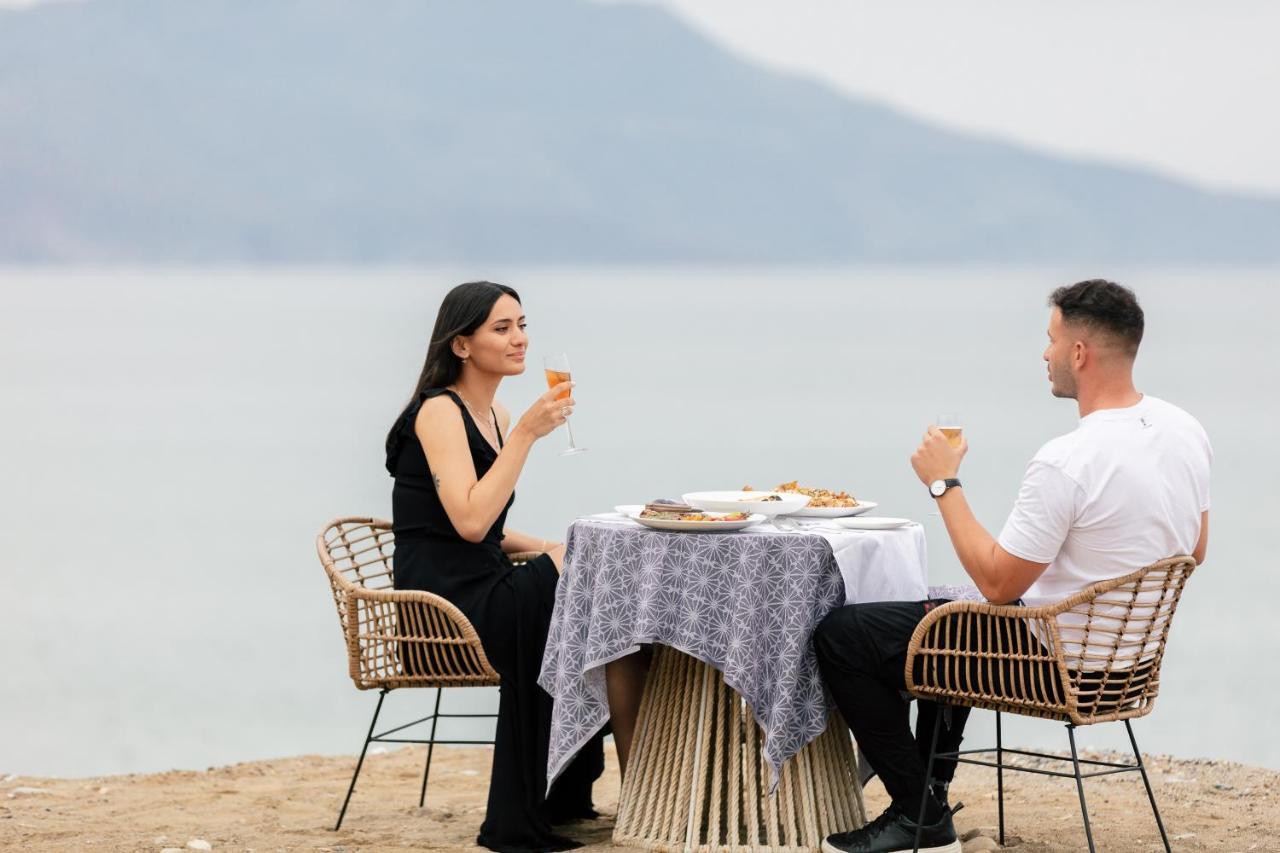 La Mer Resort & Spa - Adults Only Джорджополис Екстериор снимка A couple dining at the beach