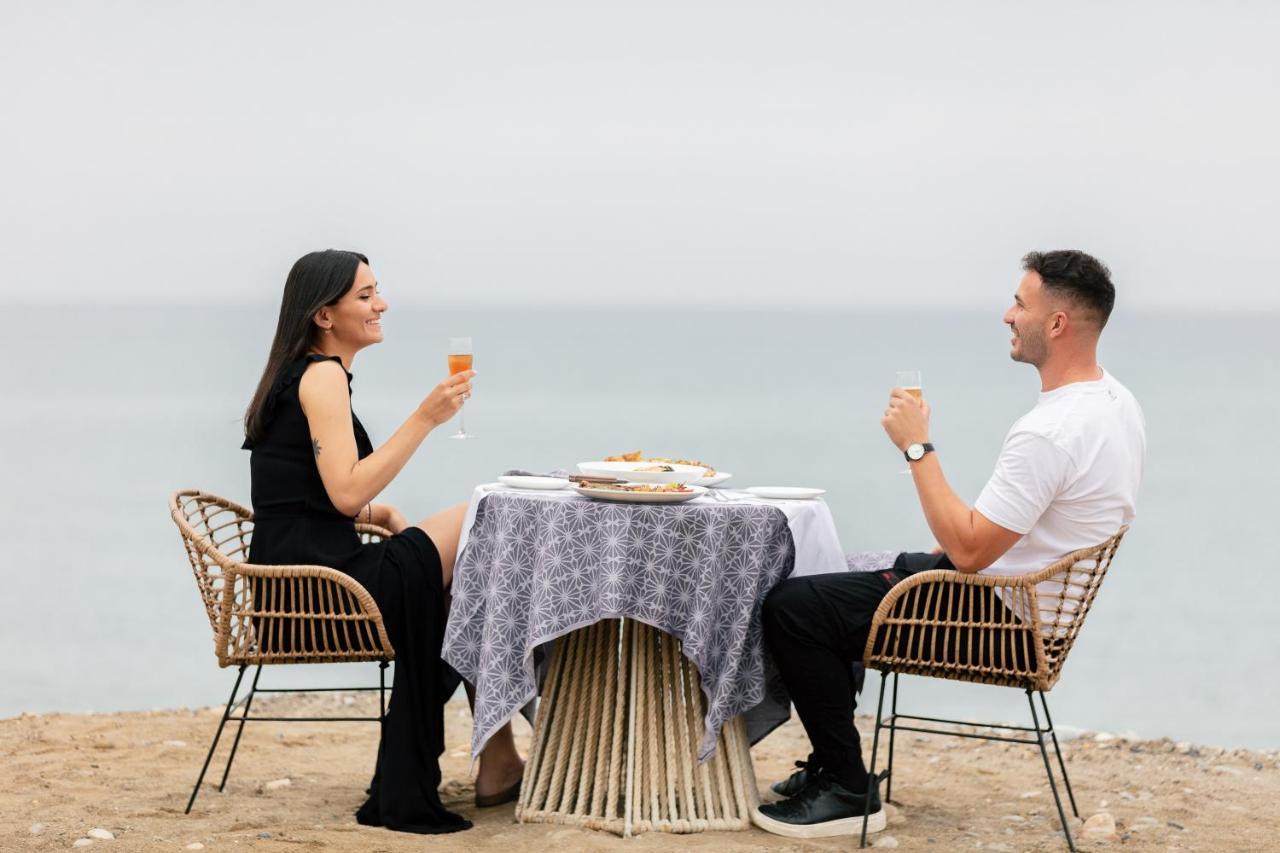 La Mer Resort & Spa - Adults Only Джорджополис Екстериор снимка A couple dining together